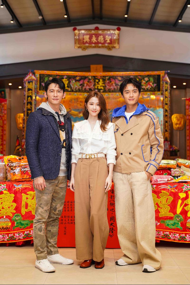 电影《冲吧！周大隆》由温昇豪、邵雨薇及陈泽耀主演。