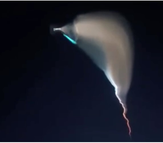 中国周四在境内进行了一次陆基中段反导拦截技术试验，图为新疆多地夜空出现罕见“火箭云”。（互联网照片）