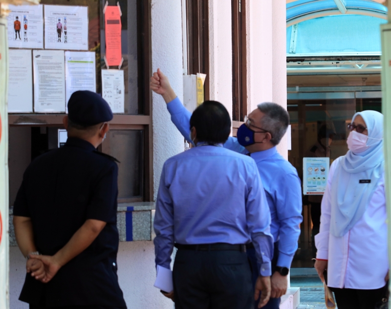 阿汉峇峇（右二）到出现感染群的芙蓉新那旺端姑查化工业区三星SDI ENERGY大马私人有限公司工厂巡视。