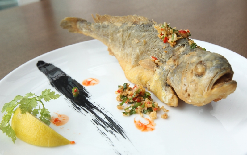 酥炸上海小黄鱼（33令吉）：经过油炸后的小黄鱼，肉质依然非常细腻滑顺，沾上经过烹煮的黑醋后，鲜味更是升级。
