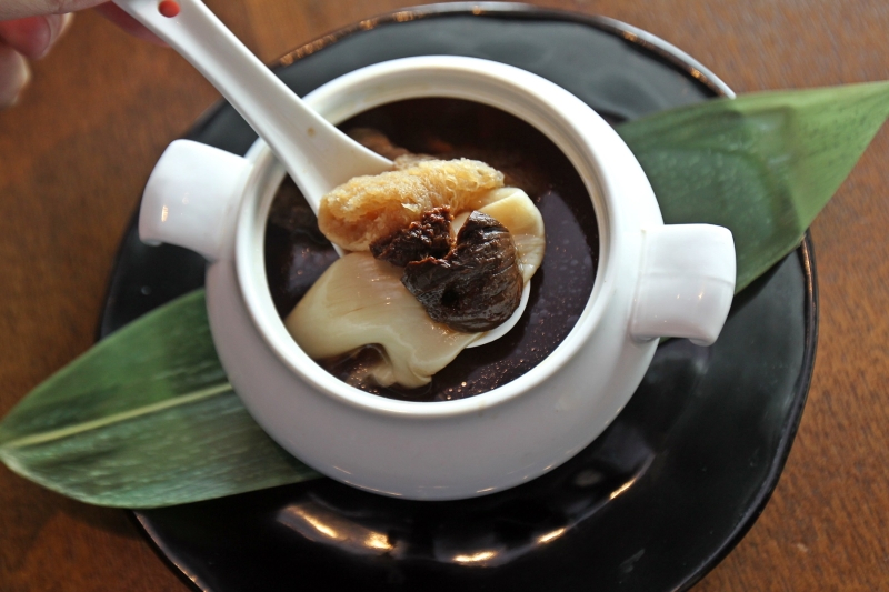 黑蒜炖鲜花胶鲍翅（68令吉）：这道汤品一上桌即飘来浓郁的黑蒜香气，搭配粘滑又爽口的花胶及鲍翅等食材，非常滋补。