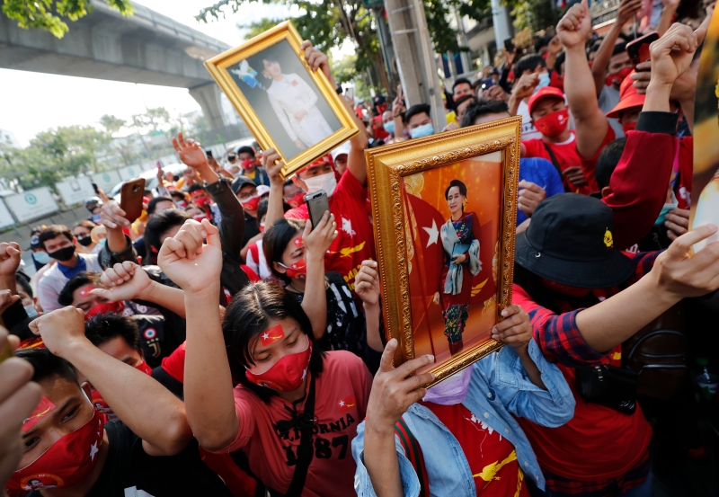 旅居泰国的缅甸人民在缅甸驻泰国大使馆前举行的抗议活动中，声援目前遭软禁在家的昂山舒吉。