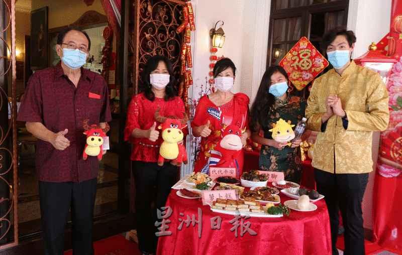 左起为西海岸四邑公会秘书长拿督黄一鸣、副主席黄丽珠、主席拿督黄小娟及女儿黄家韵和儿子黄嘉驹,展示传统四邑年菜。 左起为西海岸四邑公会秘书长拿督黄一鸣、副主席黄丽珠、主席拿督黄小娟及女儿黄家韵和儿子黄嘉驹,展示传统四邑年菜。
