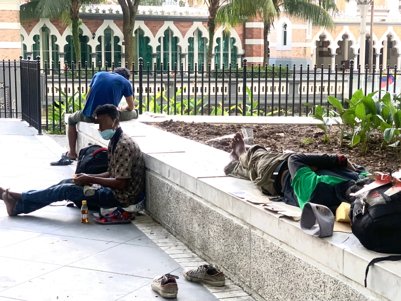 街友在吉隆坡占美清真寺附近栖身和休息。