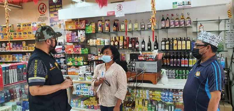 山打根伊斯兰教事务局官员针对民众投诉超市安排穆斯林员工卖酒展开调查。