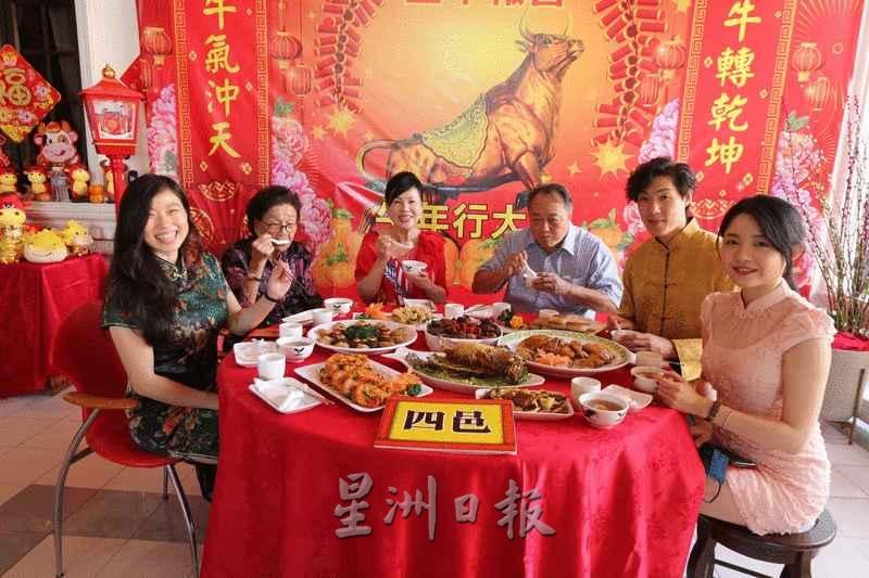 四邑人年卅晚团年饭要有9道吉祥年菜,寓意“长长久久,一家团圆、合家安康”。 四邑人年卅晚团年饭要有9道吉祥年菜,寓意“长长久久,一家团圆、合家安康”。