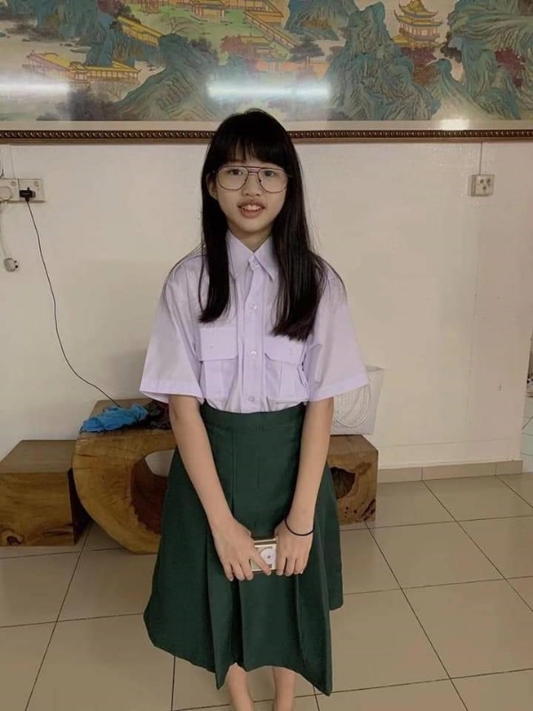 连苙慈期待过中学生活，拿到韩江中学新校服后，回到家即试穿并拍下照片。
