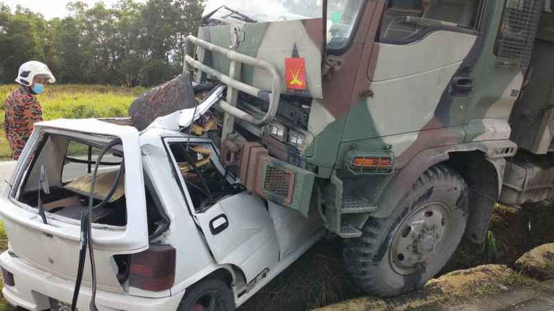 轿车与军事罗里相撞，警察司机被夹在车底当场死亡。