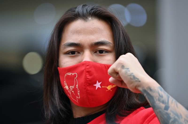 示威者佩戴印有昂山舒吉肖像的口罩。