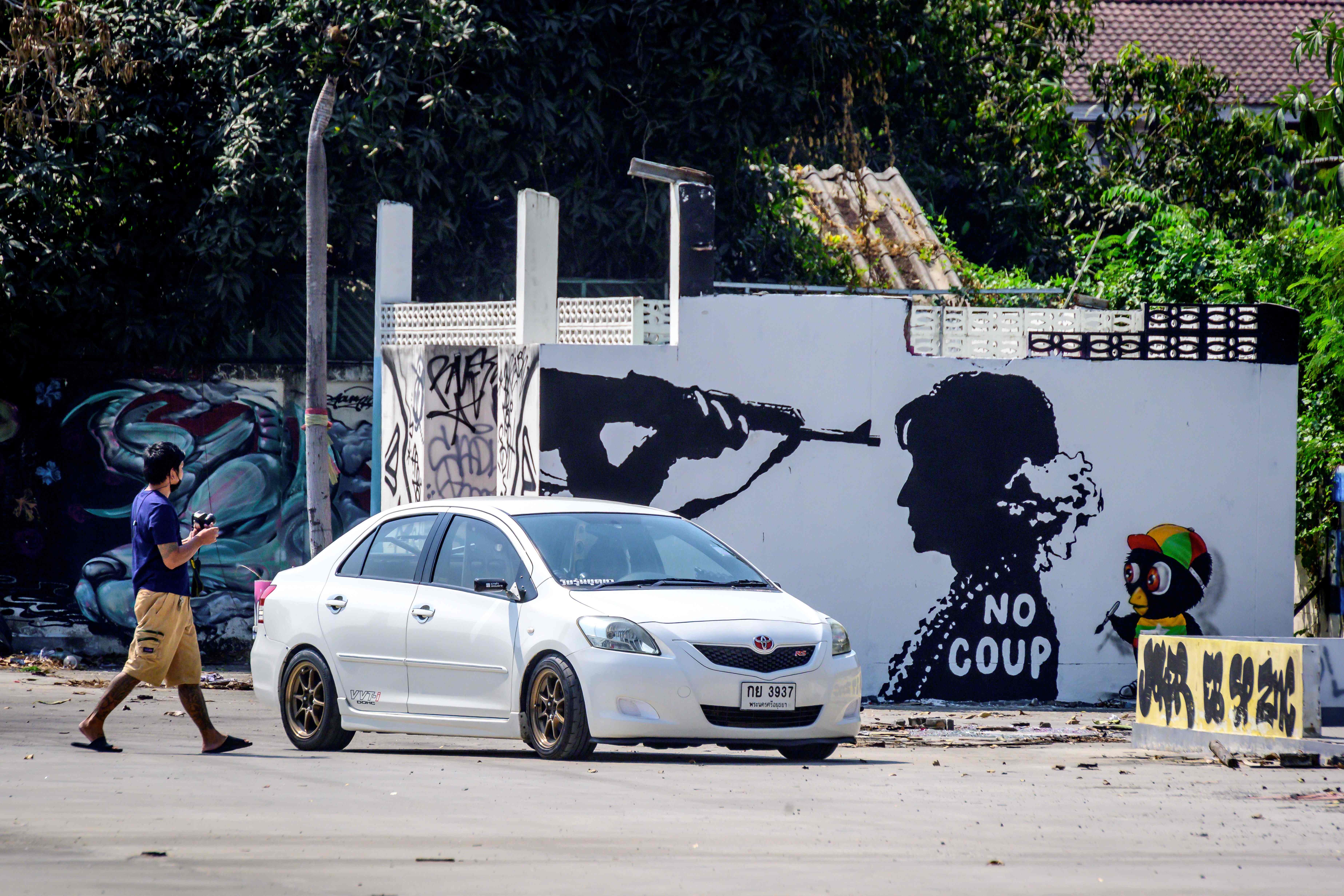曼谷街上一幅壁画描绘了昂山舒吉被机关枪指住却不畏惧的情景。