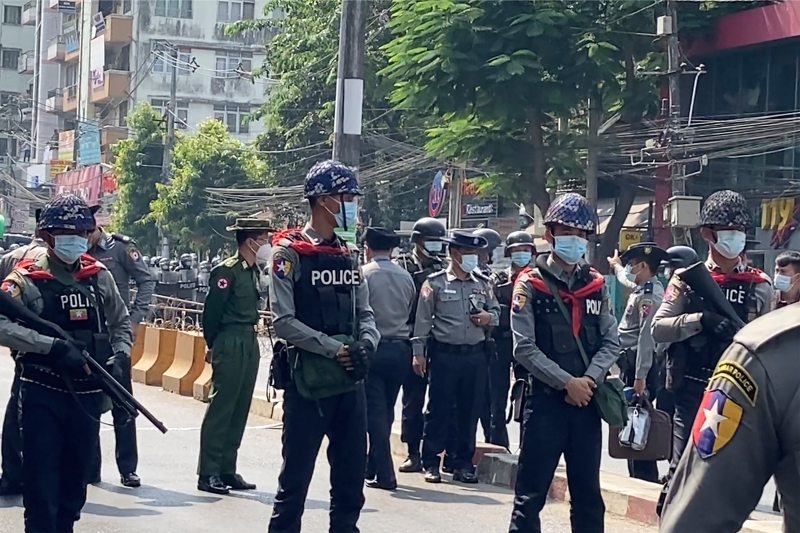 缅甸警方封锁道路，防止示威者越过。