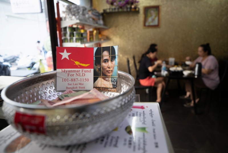 泰国曼谷一家餐厅在摊位上摆放着一个贴著昂山舒吉肖像的捐赠碗，让旅居泰国的缅甸人集资协助在家乡的同胞。
