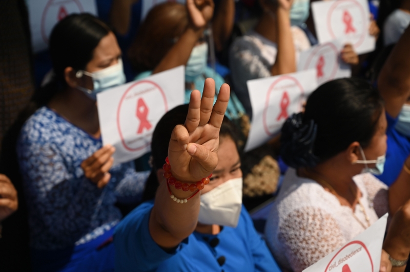 在仰光达贡大学举行的的抗议活动，一位大学老师举起三指，声援昂山舒吉。