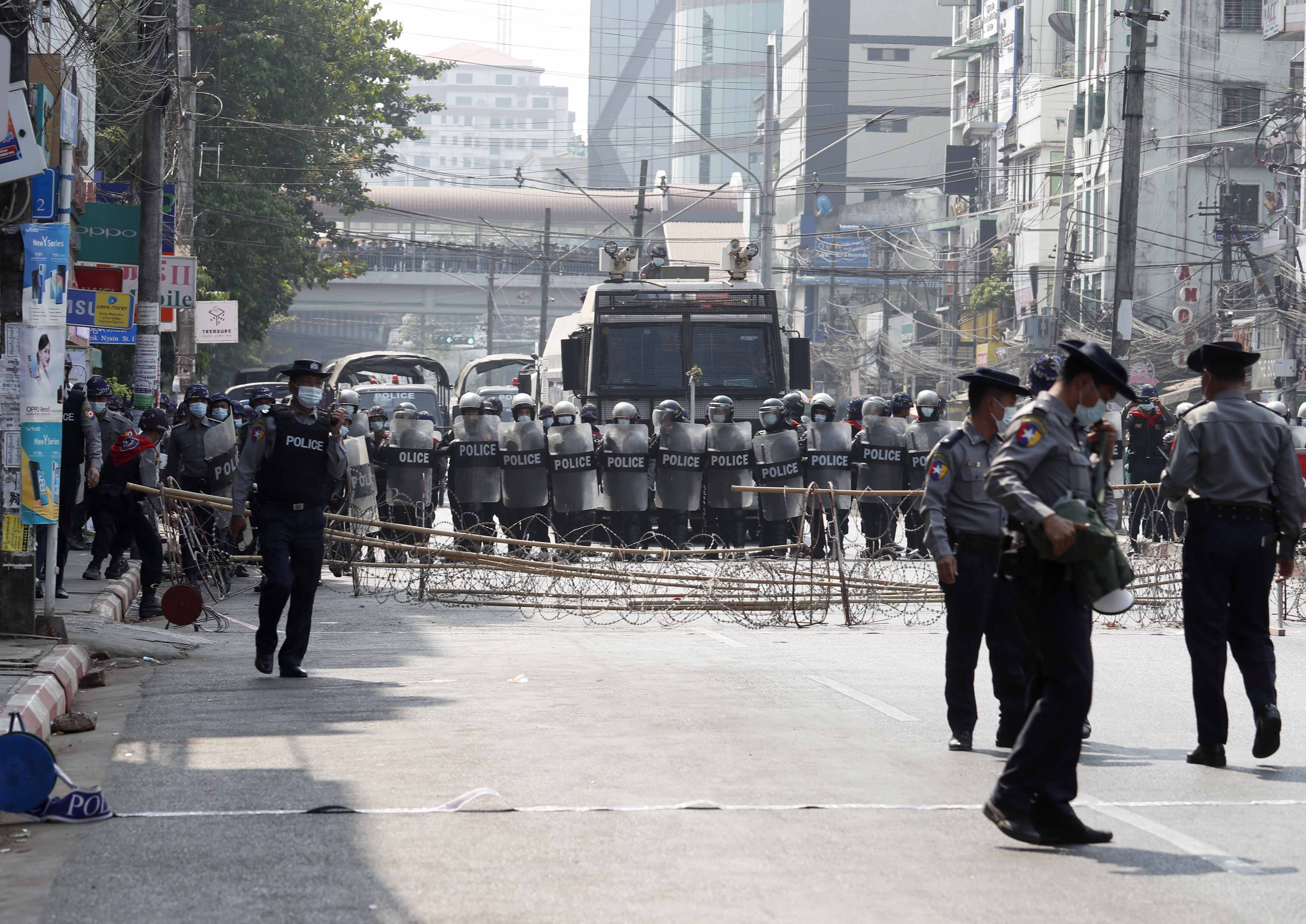 大批军警在仰光主要道路驻守。