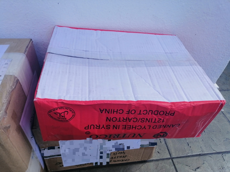 包裹在运送过程中，在快递公司罗里内“跌跌撞撞”，导致有的纸箱被压至变形。