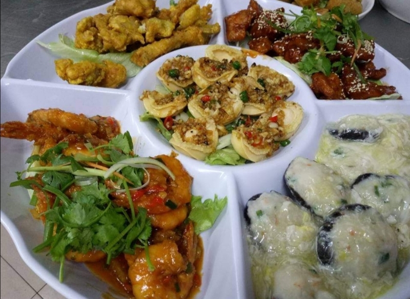海城鱼翅海鲜酒家提供餐具打包年菜让顾客带回家享用，保持年菜的美观。
