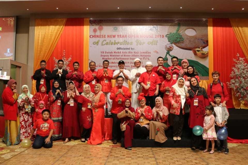 华人穆斯林协会沙巴分会理事与家眷在2019年新春大团拜时合影。