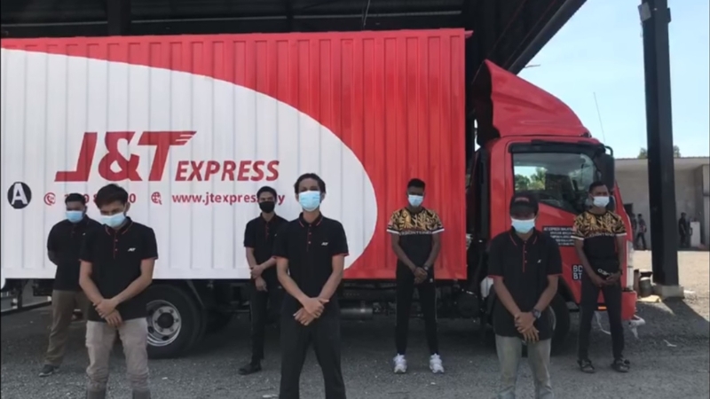 7名J&T快递（J&T Express）承认他们乱丢客户的包裹，并录制短片向客户道歉。