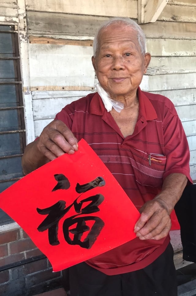 冯东练习书法已有42年，数十年来也常常参加挥春比赛，不同的书法字形如草书、行书都难不倒他。