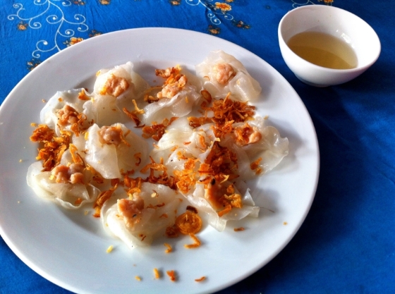 下午茶吃道地小点心，这是会安3大名吃之一白玫瑰（White Rose Dumpling／Banh Bao Vac）。

