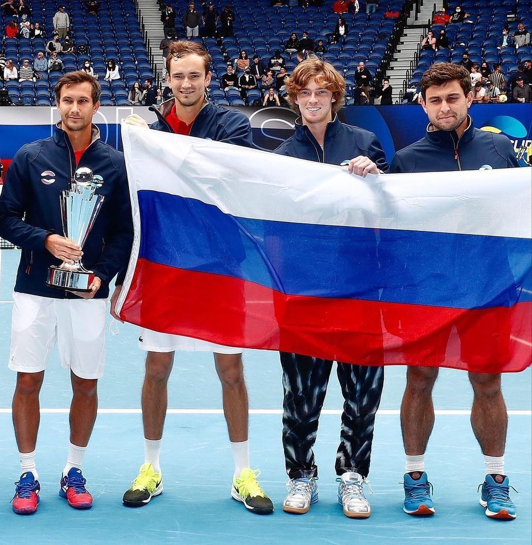 俄罗斯靠着梅德维德夫（左二起）和卢布列夫做出绝大贡献下，在ATP网球赛决赛以2比0打败意大利，登顶冠军。（梅德维德夫IG照）