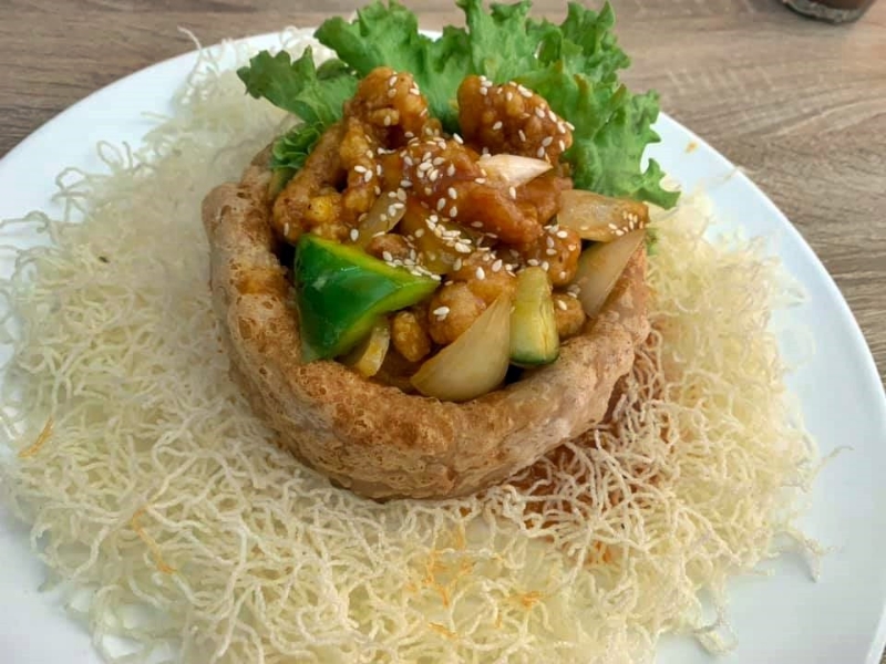 兴记饭店手工限量制作的芋头佛钵受欢迎，接到不少预订。