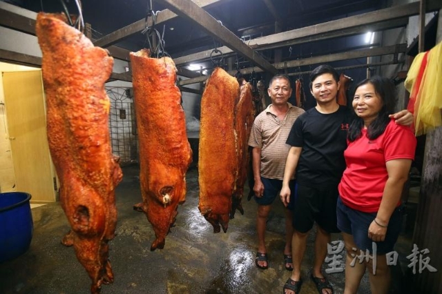 陈诗玄（中）毕业后接手家族的烧猪生意，减轻陈国华（左）和叶丽芬（右）的工作负担。