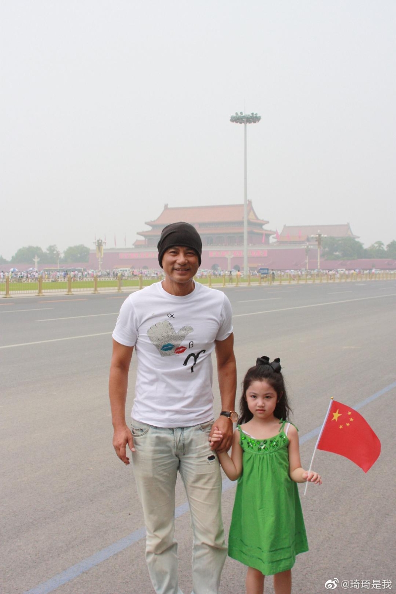 任佳晴自幼已是小美女，曾跟爸爸任达华一起去北京天安门。
