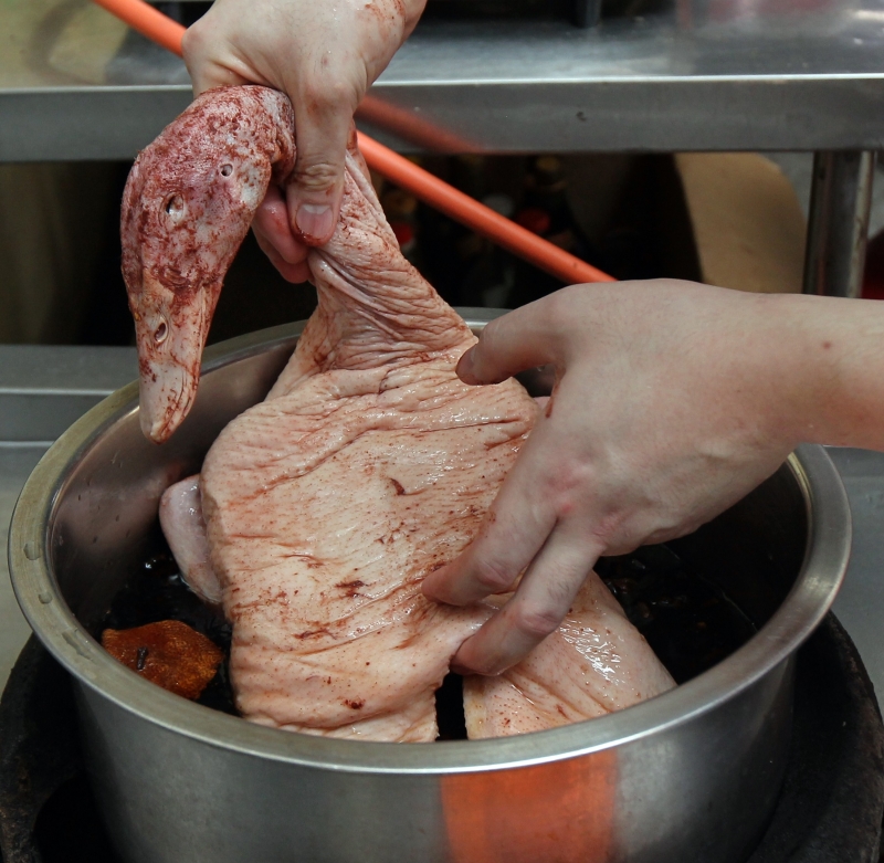 将腌制好的鸭放入卤水中浸泡，大火焖煮20分钟，期间需将鸭子勾起来，让鸭肚里的冷水流出来，然后重新浸泡，重复此动作2次后，才盖上锅盖转小火煮40分钟。