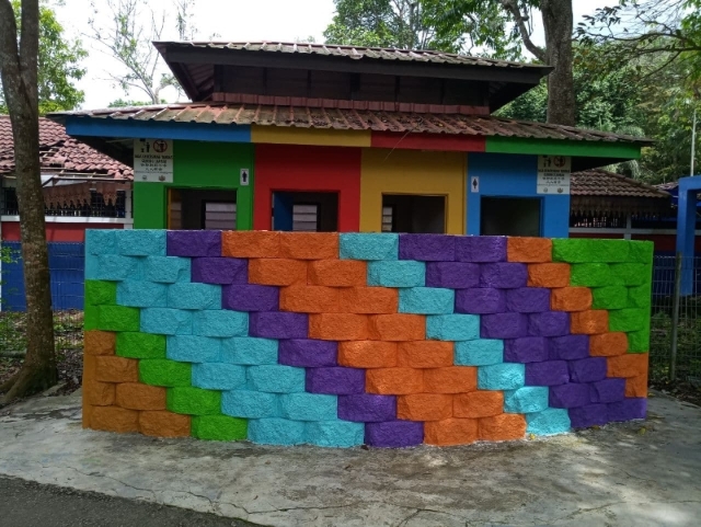 由居銮环保登山协会领养的南峇山厕所，亮丽夺目。