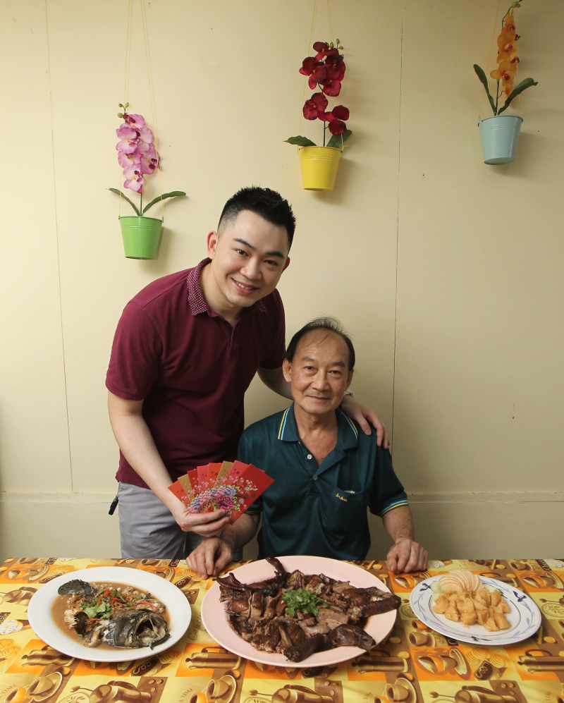 黄建辉及父亲黄两喜与读者分享年年有鱼、潮州卤鸭及阖家苹安的做法。