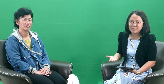 Hui Yun (L) shares her ordeal with Ho Lee Peing, Sin Chew Daily's deputy executive editor for East Malaysia. SIN CHEW DAILY Hui Yun (L) shares her ordeal with Ho Lee Peing, Sin Chew Daily's deputy executive editor for East Malaysia. SIN CHEW DAILY