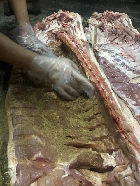 烧猪的腌制材料包括五香粉、盐及些许调味料，尽可能保留猪肉的原有味道。