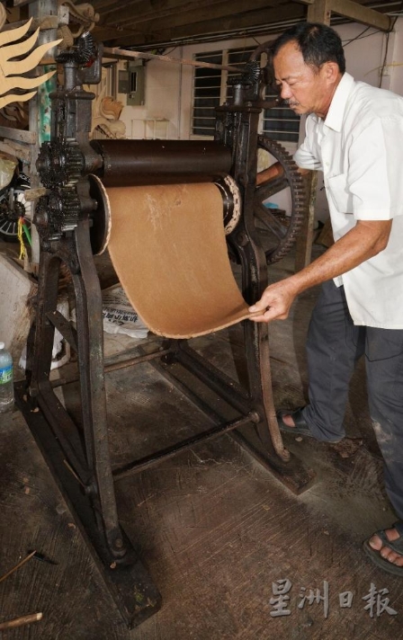 龙香工厂改为机械操作后，大大减轻了搅拌粘粉的工作。