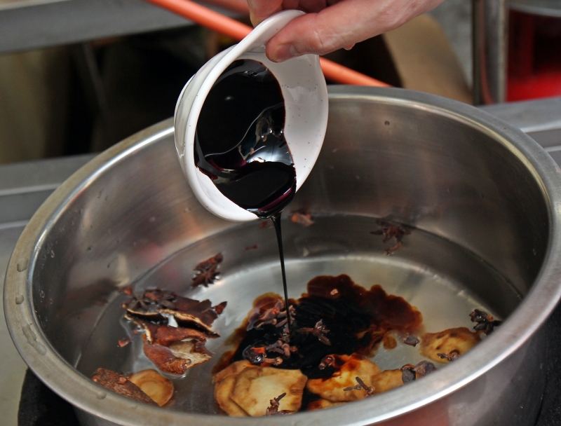 卤水材料放入一个大锅中，加入清水，开火将药材熬出味。