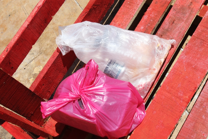 民众把塑料瓶等物品也投入天德园大道处的“祭神物品回收处”。