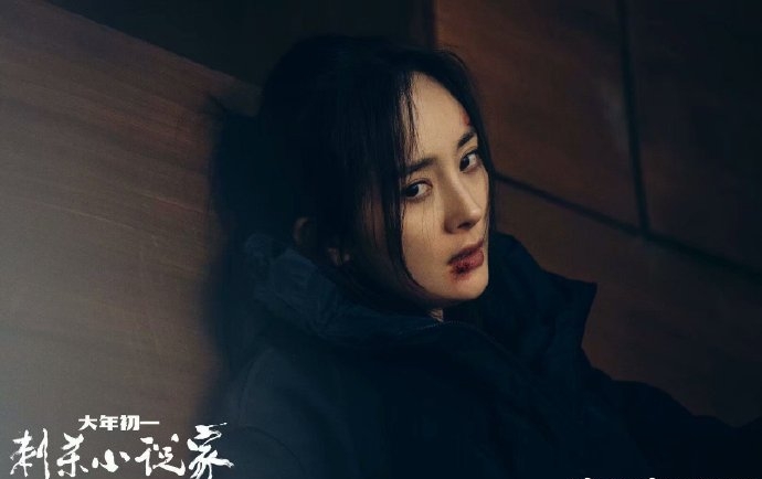 杨幂表示《刺杀小说家》里的屠灵一角是个废话不多说的狠角色，但她本人是甜美软萌型。