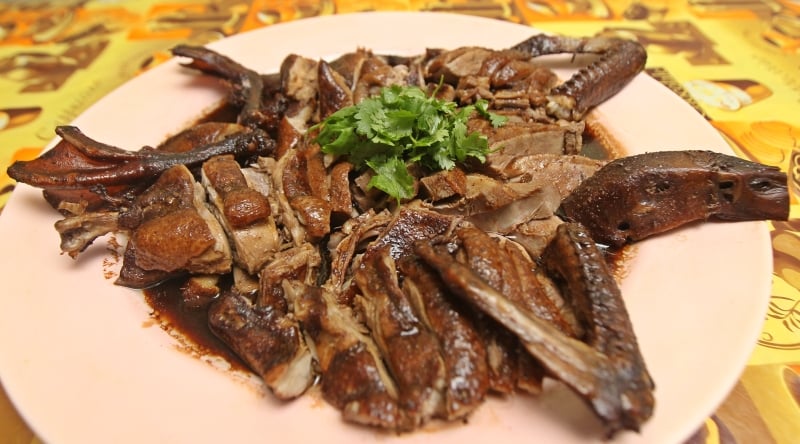 传统的潮州卤鸭色泽黑亮，香滑入味且鲜而不腻，非常下饭！