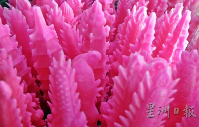 市面上售卖的糖塔，大多以鲜艳的粉红色为主。