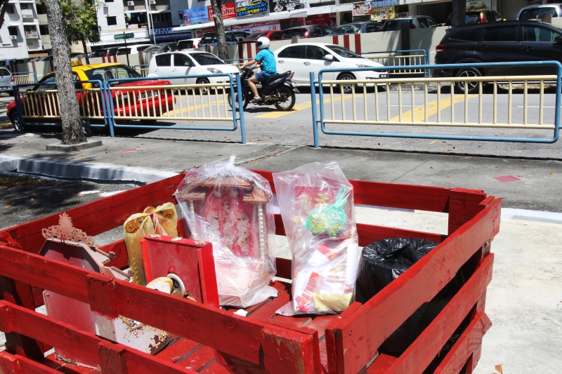 设在路旁的“祭神物品回收处”，方便民众妥善处理祭神旧品。