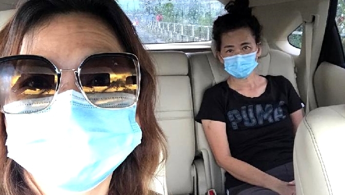 Hui Yun (seated behind) was unconscious for 17 days in the ICU. SIN CHEW DAILY Hui Yun (seated behind) was unconscious for 17 days in the ICU. SIN CHEW DAILY