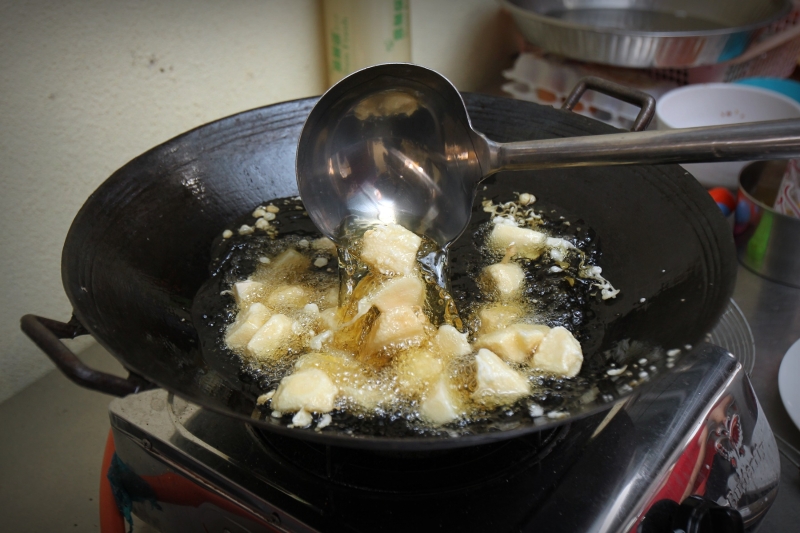 将裹好面糊的苹果块放入约摄氏150度的油锅中，炸至金黄色。