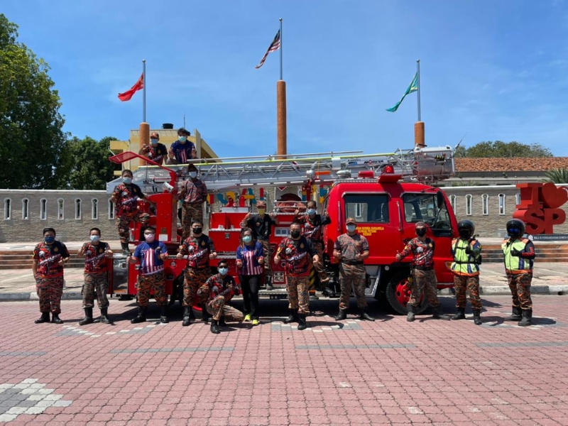 大年义消队顺利购进首辆云梯消防车,队员们开心合照。