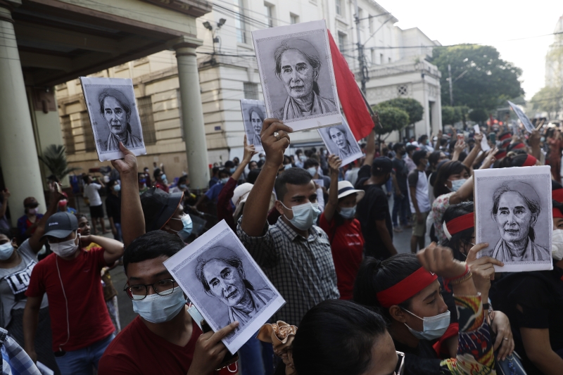 示威者高举舒吉画像，矢言将抗争至舒吉被释放，还政于民选政府。（欧新社照片）