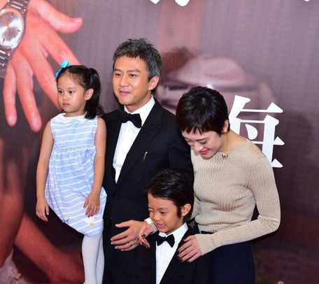 孙俪、邓超是中国演艺圈的模范夫妻档，两人育有1子1女，常在网上分享家庭乐。