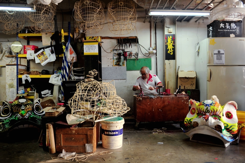 萧斐弘无师自通学会制作狮头，并于1986年创办万胜行龙狮艺术制作坊。（图：马新社）