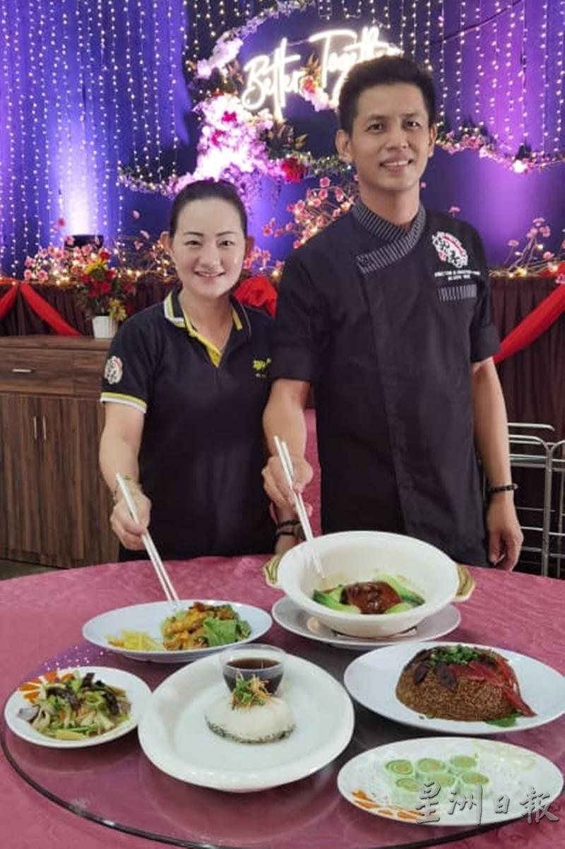 许光良（右）及太太王美玉在新春期间为顾客提供色香味俱全的新春套餐。