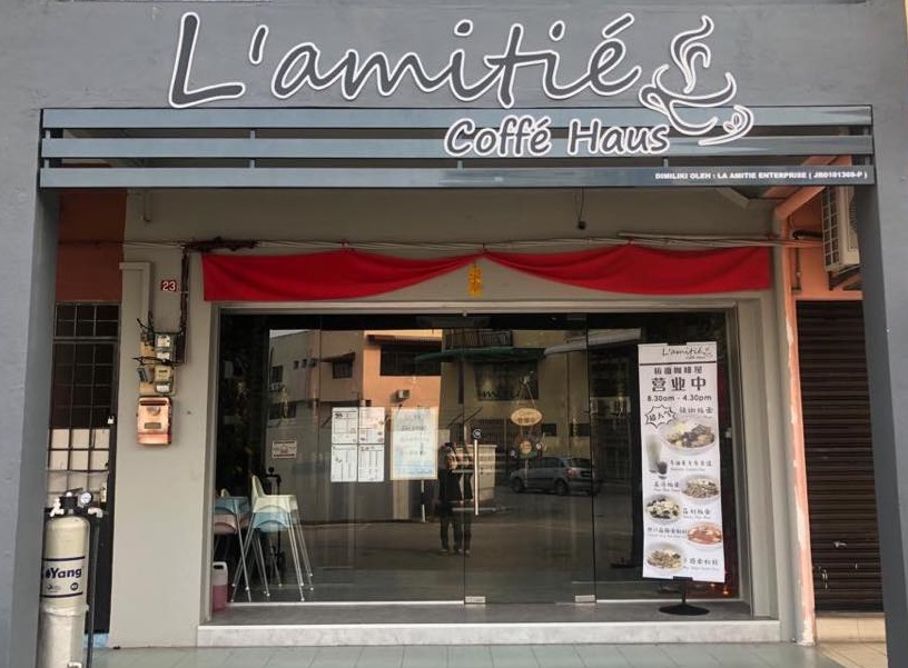 位于峇吉里路模范村商业中心的L'amitié Coffé Haus ，除了推出精选进口咖啡豆现搅的咖啡，也推出传统手工面粉糕、板面和韩式三明治等美食。