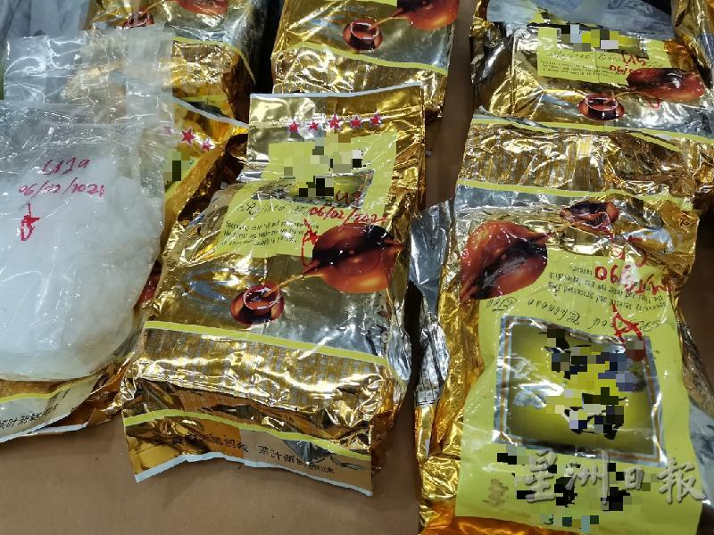 犯罪集团利用茶叶包装袋，将毒品佯装成茶叶企图过路障，不料被警方识破。