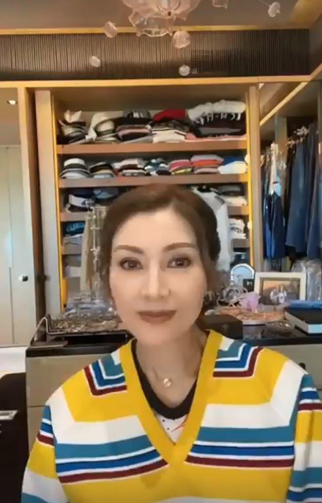 李嘉欣分享在家化妆的影片，虽然李她上载影片的目的是为了展示她的妆容，不过网民都将目光焦点放了在她身后超高档的衣帽间。